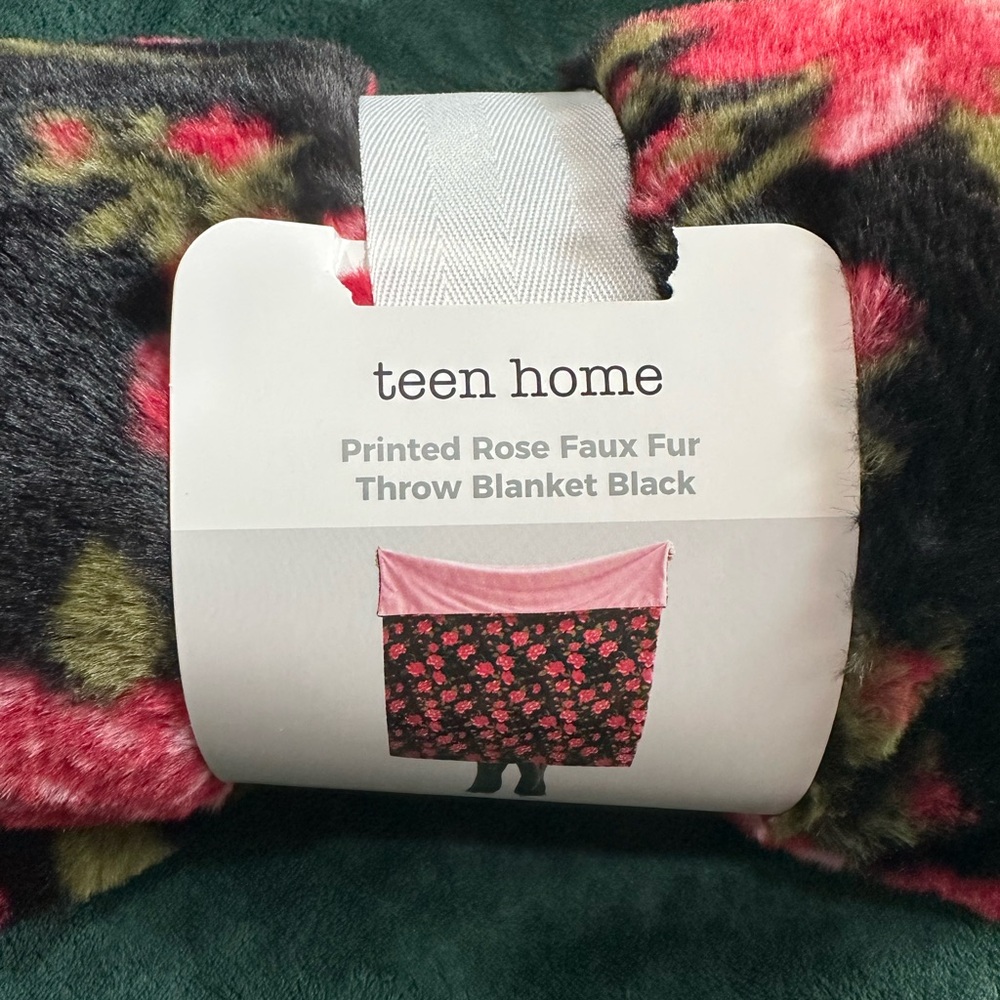 teen home Printed Rose Faux Fur Throw Blanket - Black with Pink Roses